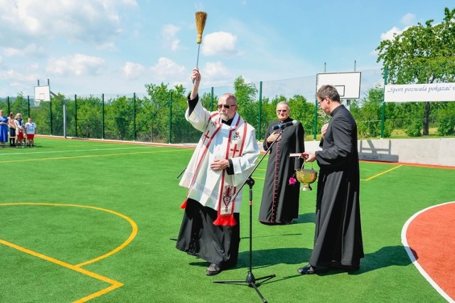 W Szczereżu otwarli nowoczesne boisko przy szkole podstawowej.