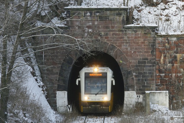 Modernizacja linii kolejowej pomiędzy Kłodzkiem i Kudową-Zdrój sprawiła, że prędkość pociągu na górskiej trasie wzrosła z 30 do 60 km/h
