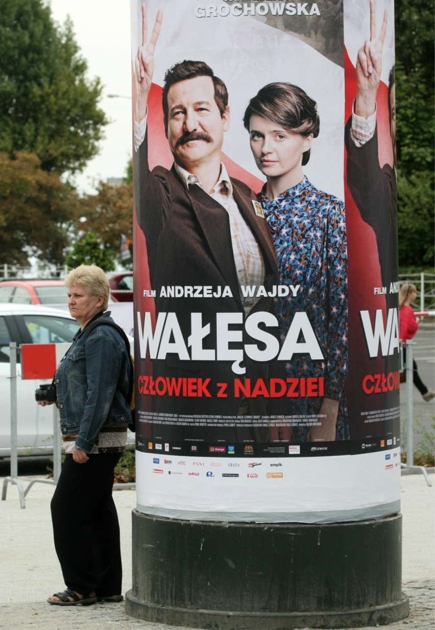 Plakaty z filmu „Wałęsa. Człowiek z nadziei” z autografami...