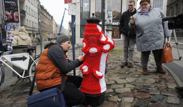 Tak prezentowały się powstańcze ozdoby na hydrantach w poprzednich latach.