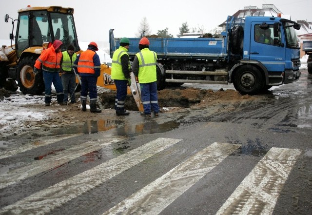 Awaria wodociągu spowodowała zapadnięcie się jezdni na ul. Krzemowej w Gdańsku