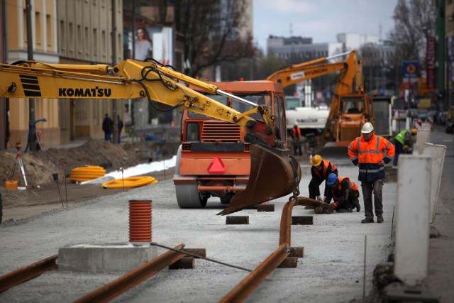 Po zakończeniu przebudowy torowiska tramwaje pojadą do Nowej Huty szybciej niż obecnie, m.in. dzięki zastosowaniu systemu sterowania ruchem z priorytetem dla pojazdów szynowych. Wraz z robotami na torowisku trwa również przebudowa dróg. Urzędnicy z ZIKiT ostrzegają, że już niedługo - prawdopodobnie 5 kwietnia - pojawią się kolejne duże utrudnienia zarówno dla kierowców, jak i pasażerów zastępczych autobusów kursujących do Nowej Huty.