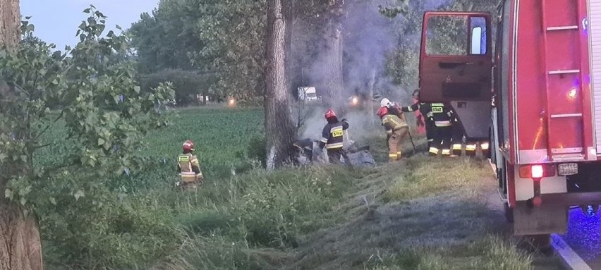 Tragiczny wypadek pod Wrocławiem. Kierowca spłonął w rozbitym samochodzie! [ZDJĘCIA]