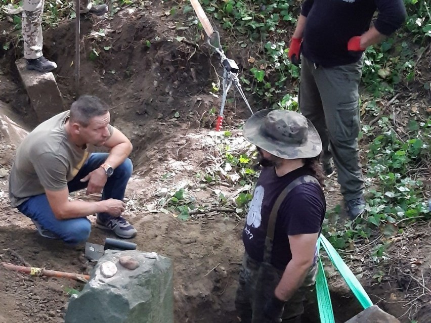 Kolejne cenne znalezisko Marka Łuczaka i ekipy. Płyta sarkofagowa trafiła do Muzeum Narodowego w Szczecinie 