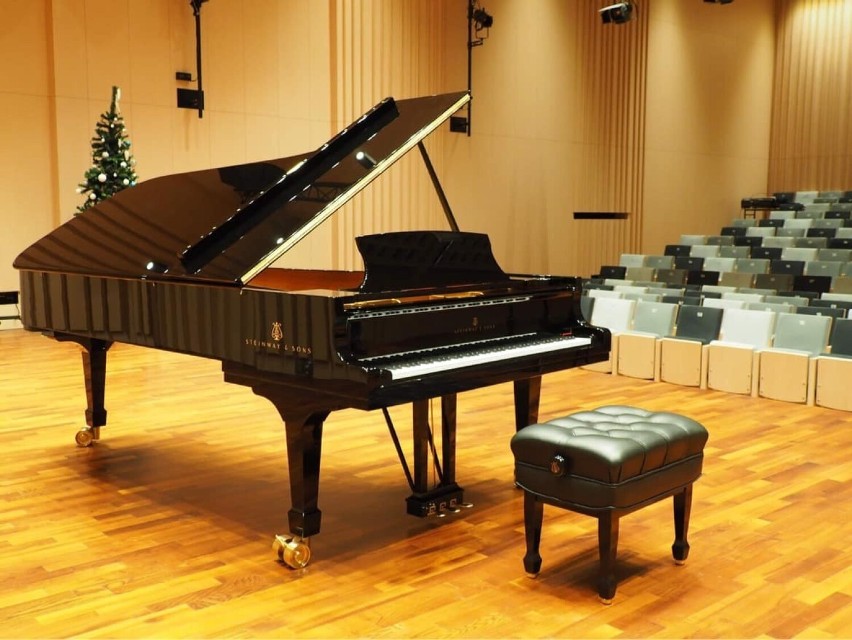 Nowy fortepian stanął w sali koncertowej PSM w Myślenicach