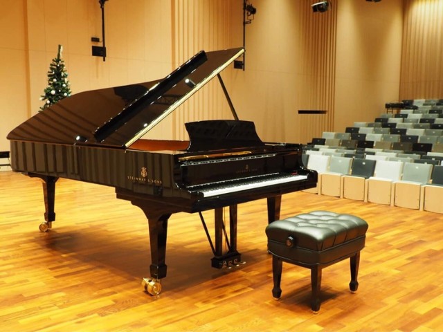 Nowy fortepian stanął w sali koncertowej PSM w Myślenicach