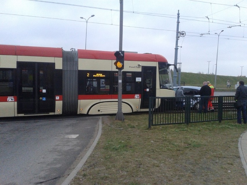 Wypadek na Chełmie w Gdańsku. Tramwaj zderzył się z samochodem ZDJĘCIA
