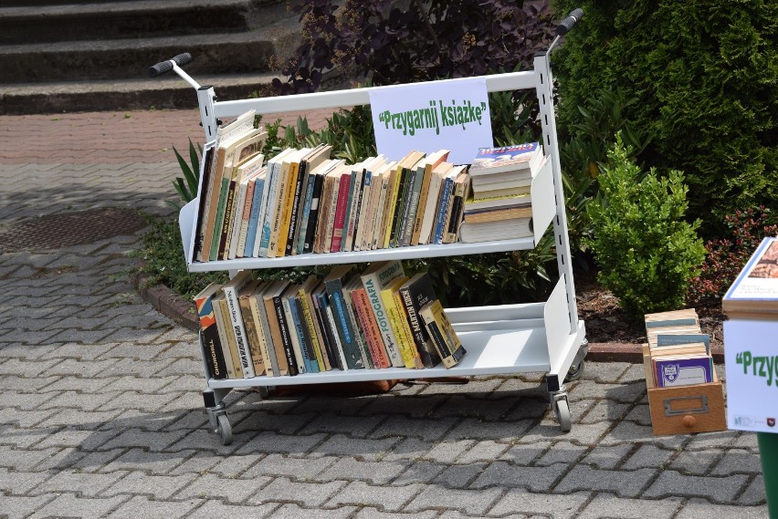 Nauczyciele, uczniowie i bibliotekarze promowali czytelnictwo na dziedzińcu przed KLO w Wieluniu[ZDJĘCIA]