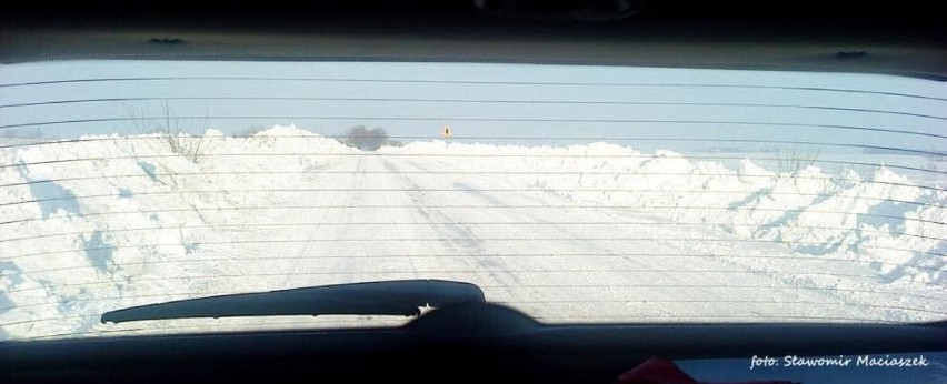 Zima w Wągrowcu i powiecie wągrowieckim. Cała okolica pod śniegiem. Drogi przypominały wydrążone tunele