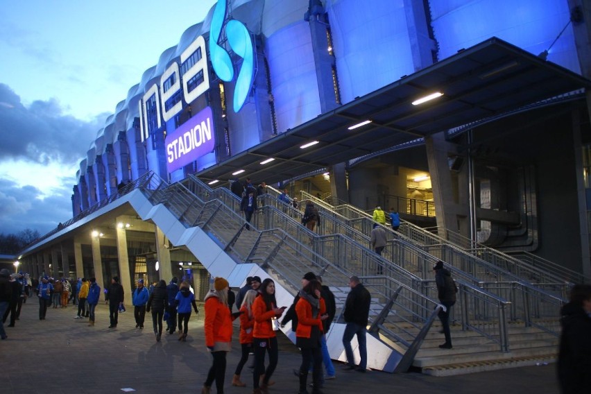 Inea Stadion - Olbrzymi napis na stadionie już podświetlony