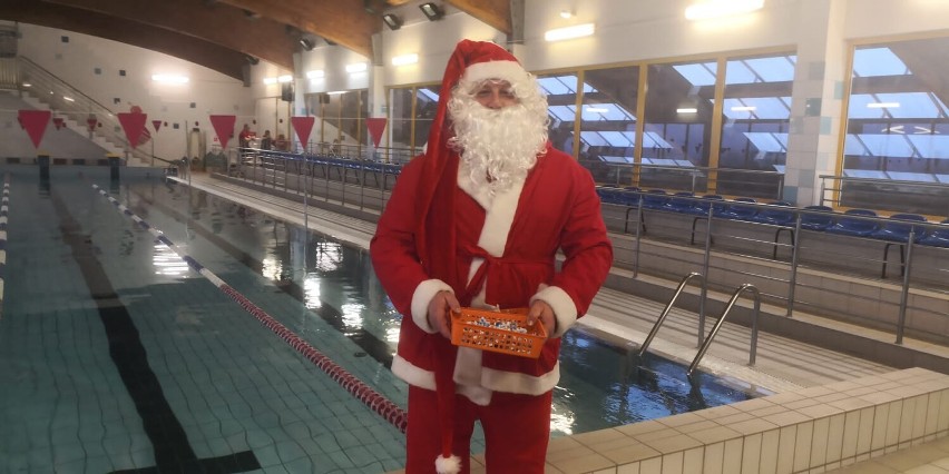 Święty Mikołaj po raz kolejny na szamotulskim basenie! Gość z dalekiej Laponii częstuje dziś cukierkami!