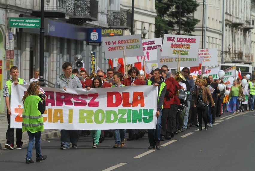 Marsz dla Życia i Rodziny w Piotrkowie. Mieszkańcy przemaszerowali przez miasto