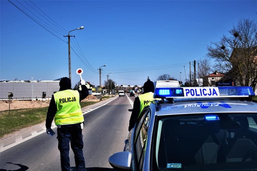W Augustowie policjanci kontrolują, czy przestrzegane są obostrzenia związane z pandemią