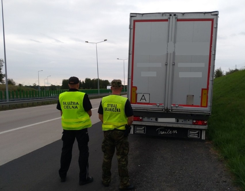 Kolejne, nielegalne śmieci miały trafić do Polski. Transport zatrzymano w Jędrzychowicach