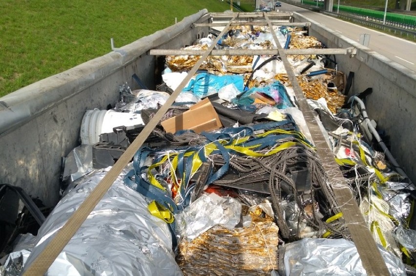 Kolejne, nielegalne śmieci miały trafić do Polski. Transport zatrzymano w Jędrzychowicach