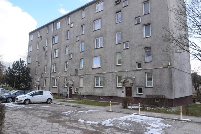 Mieszkańcy tego bloku przy ul. Warszawskiej 101 narzekają na zachowania jednego z lokatorów.