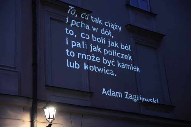 Wiersze Adama Zagajewskiego na kamienicy rogu ulicy Brackiej i Rynku Głównego to hołd Miłosz Festival dla zmarłego poety