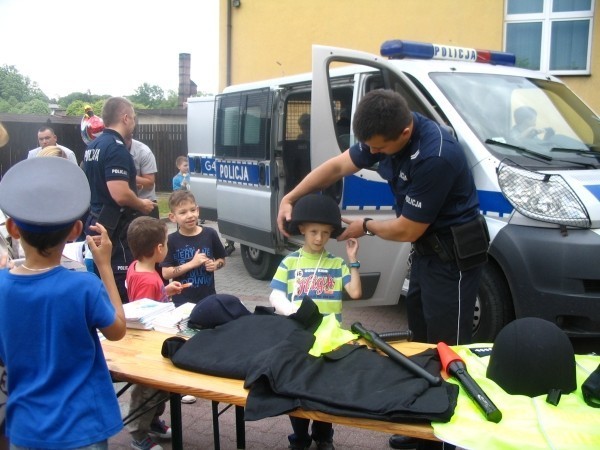 Policja Oświęcim. Dzień Dziecka z funkcjonariuszami