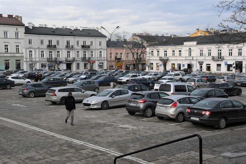 Awantura o Plac Wolności w Kielcach. Kto i za ile powinien dzierżawić parking?
