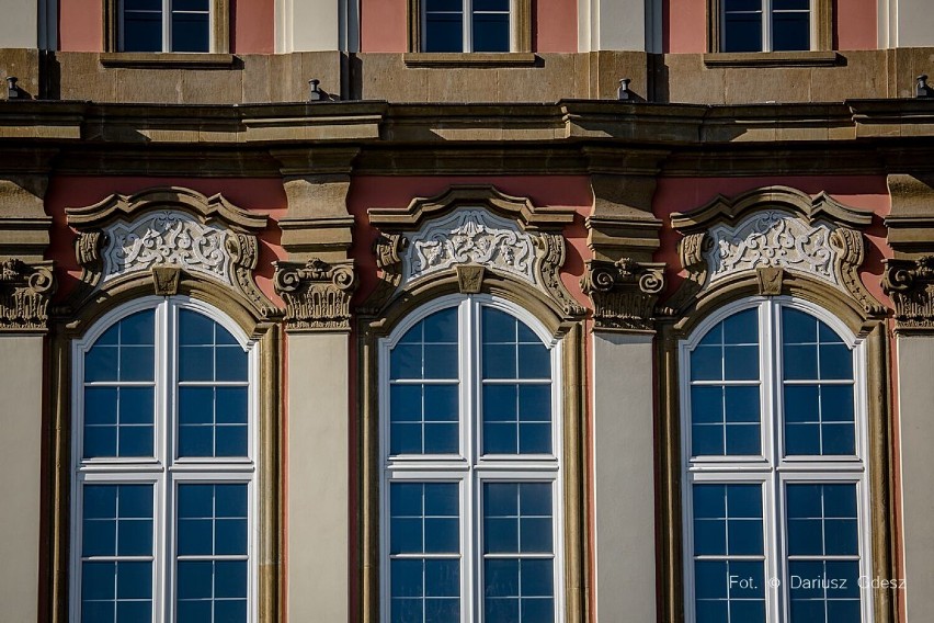 W Zamku Książ w Wałbrzychu trwa  remont i konserwacja stolarki okiennej (FILM I ZDJĘCIA)