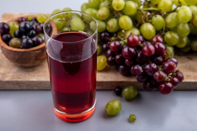 Domowy sok z winogron posmakuje i dorosłym, i dzieciom.