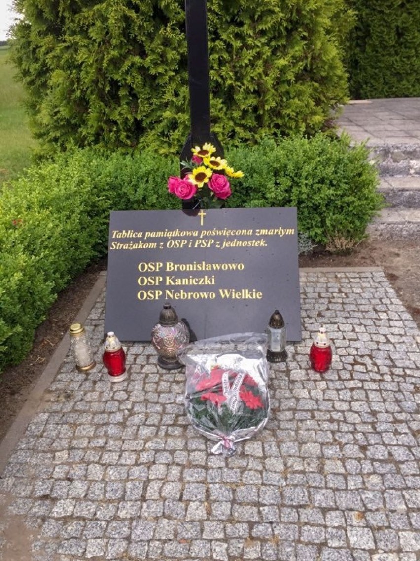 Nebrowo Wielkie. Tablica Pamiątkowa Zmarłych Strażaków OSP stanęła na cmentarzu parafialnym [ZDJĘCIA]