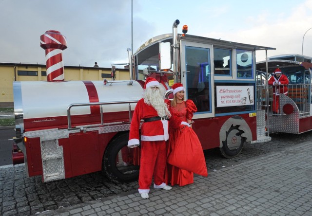 Święty Mikołaj do Galerii Sanowa w Przemyślu przyjechał specjalnym mikołajowym ekspresem polarnym. Nie zabrakło oczywiście prezentów.

