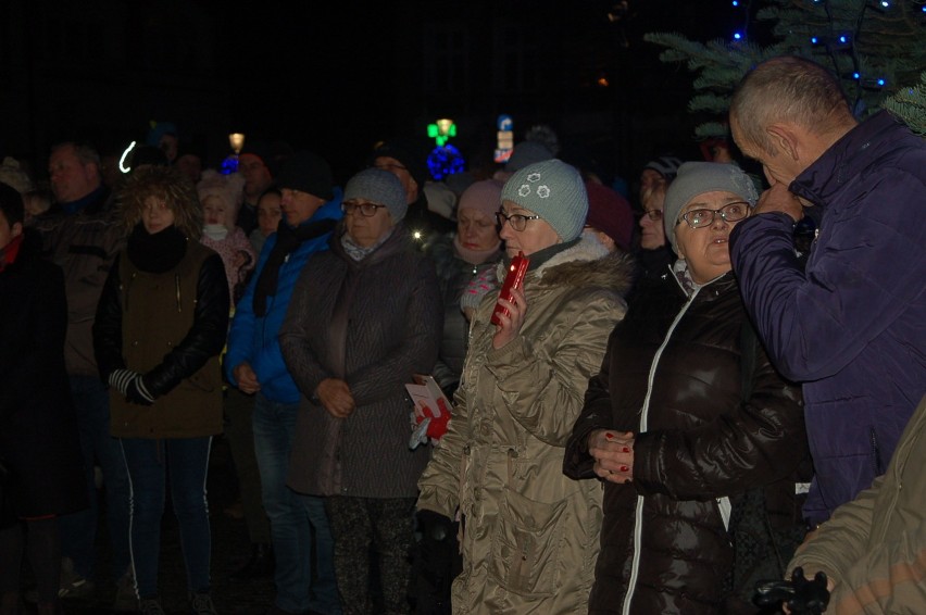 Spotkanie mieszkańców Kościerzyny na Rynku w ciszy ku czci prezydenta Pawła Adamowicza [ZDJĘCIA]