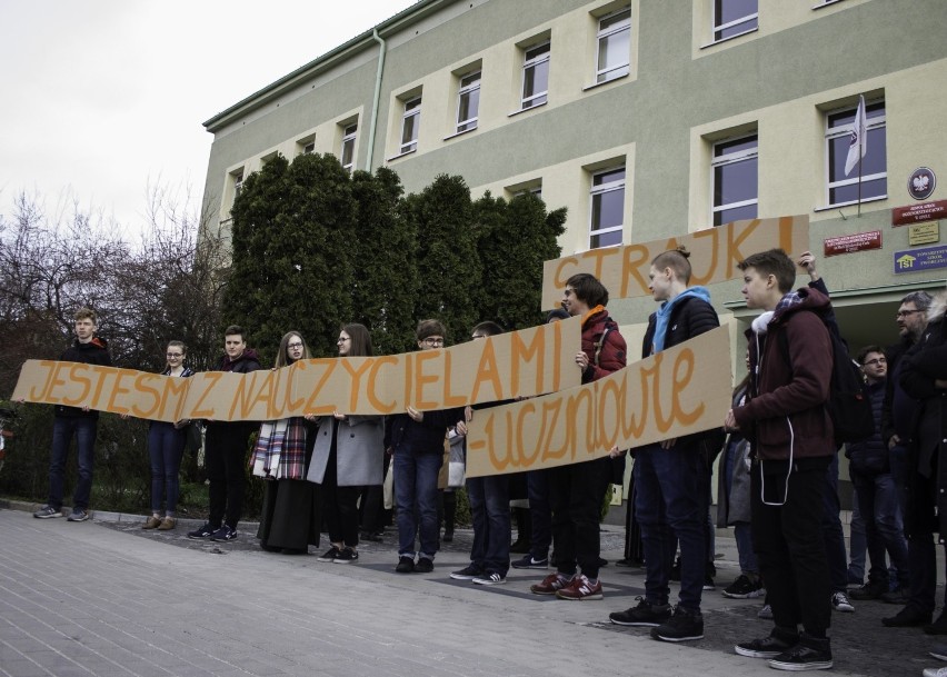 Uczniowie III LO skrzyknęli się w sile około 30 osób, by...