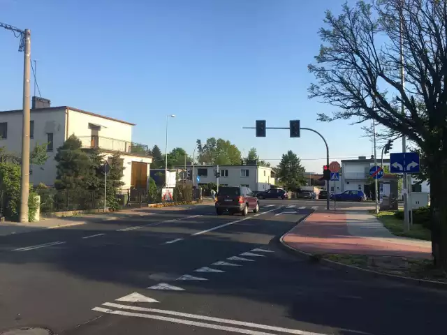Ta sygnalizacja świetlna na DK nr 12 w Pleszewie spędza sen z powiek kierowcom! GDDKiA problemu jednak nie widzi