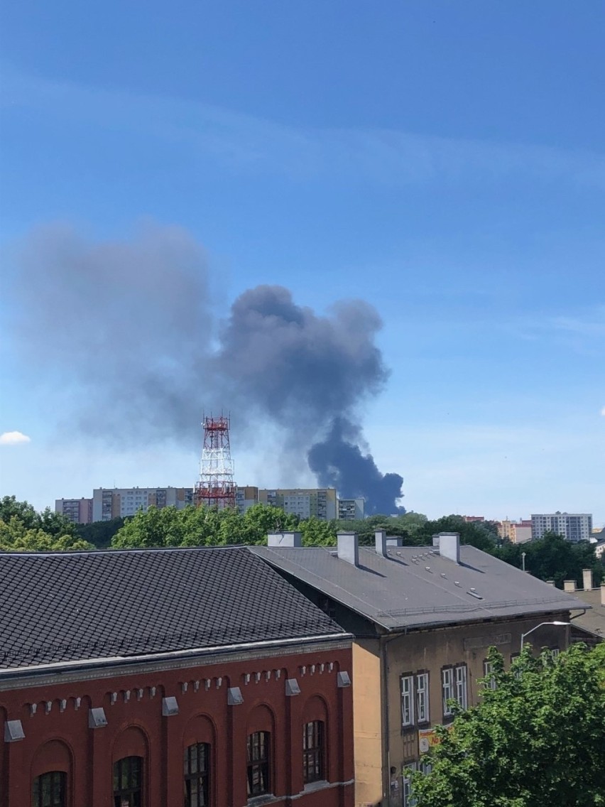 Wielki pożar w Stobnie. Płonie stacja demontażu pojazdów. ZDJĘCIA