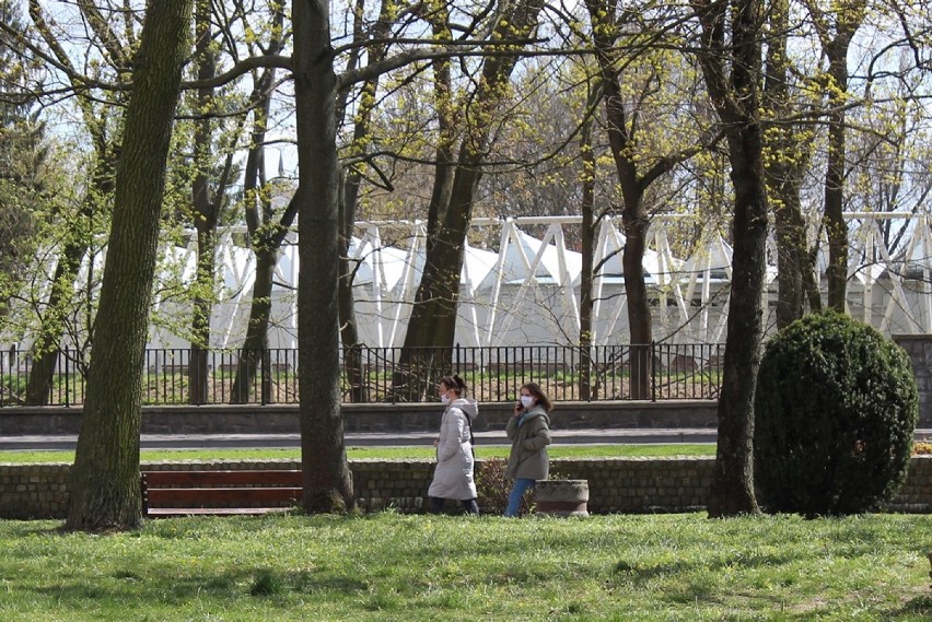 Przejażdżki rowerowe, spacery. Po rozluźnieniu obostrzeń bialczanie wybrali się do parku. Zobacz zdjęcia