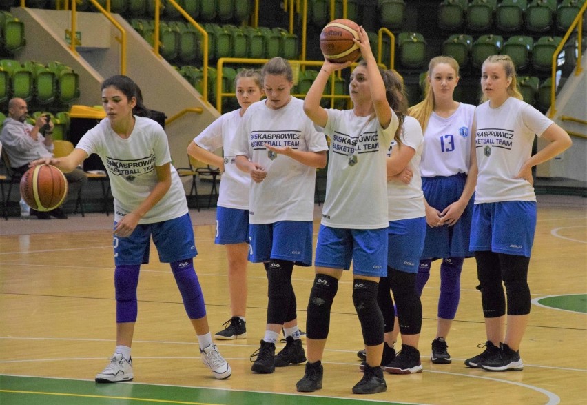 Inowrocław. III Ogólnopolski Turniej Koszykówki Dziewcząt Kasper Cup Girl. Mecz SKS Kasprowicz Inowrocław – UKS Probasket Mińsk. Zdjęcia