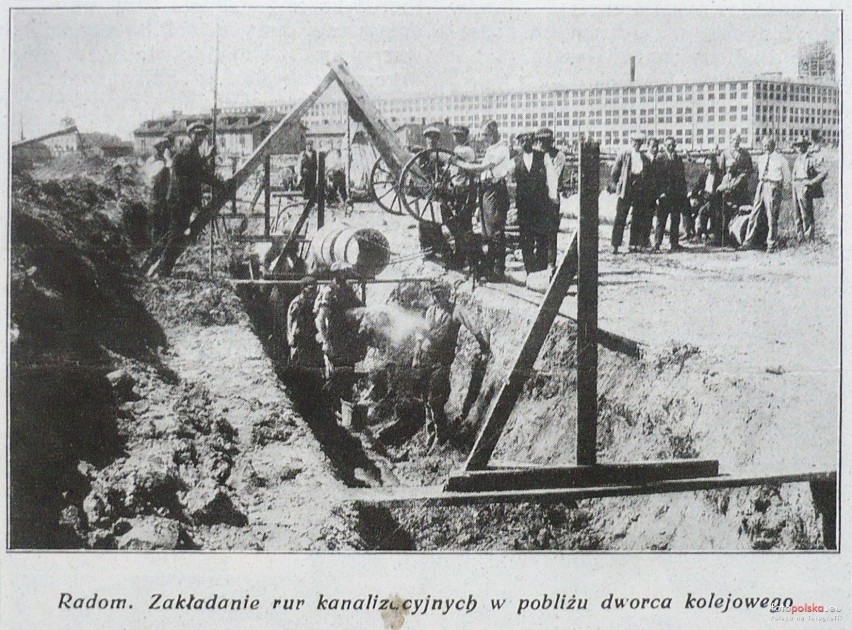 1925 , Układanie rur kanalizacyjnych z zakładami "Łucznik" w...