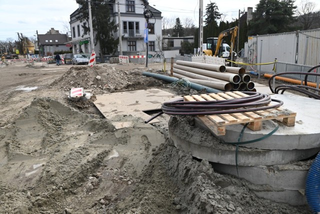 W ramach inwestycji ul. Królowej Jadwigi zostanie zmodernizowana na odcinku od ul. Jesionowej do ul. Robla. Zadanie obejmie przebudowę infrastruktury podziemnej: kanalizacji sanitarnej wraz z przepięciem istniejących przyłączy sanitarnych, sieci wodociągowej wraz z przełączeniem istniejących przyłączy. Wybudowana zostanie kanalizacja opadowa wraz z przykanalikami i studzienkami wodościekowymi. Realizowane będą też roboty na sieci: energetycznej, teletechnicznej i gazowej. Powstaną obustronne chodniki, oświetlenie oraz nowa nawierzchnia. Zyskają ją również wloty ul. Królowej Jadwigi: 28 Lipca 1943, Podłącze, Korbutowej, Koło Strzelnicy, Pod Sikornikiem, Czeremchowej.

Prace potrwają do końca maja 2023 r.