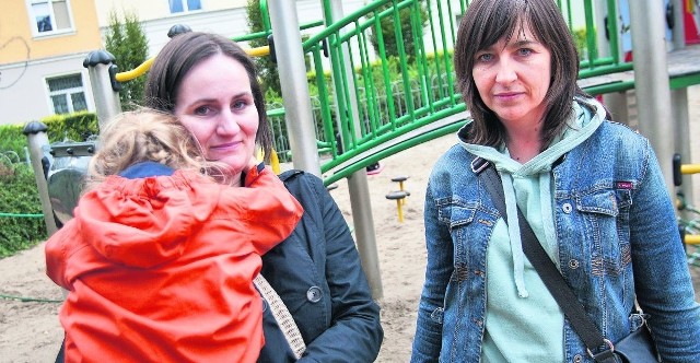 Agnieszka Wyglądała (z córką Oliwią) i Joanna Kotuńska nie rozumieją, dlaczego urzędnicy piętrzą przeszkody przed rodzicami