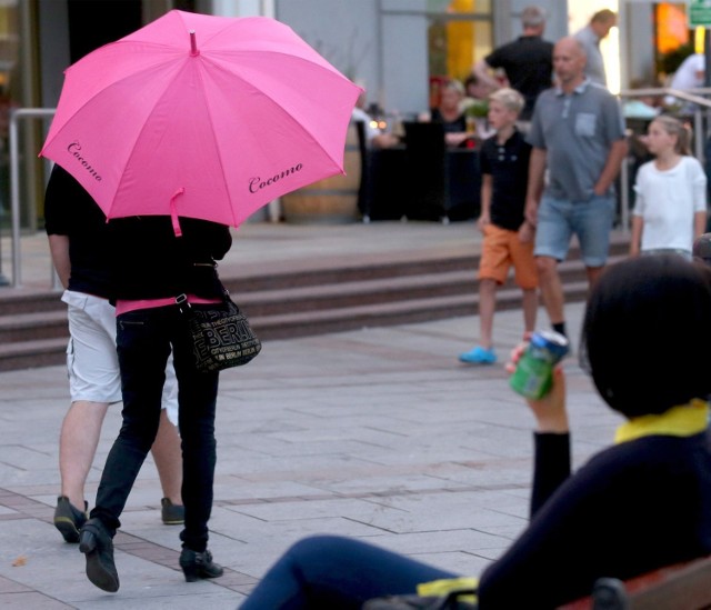Sprawa Cocomo w Sopocie.Charakterystyczne różowe parasolki zniknęły z ulic kurortu. W ich miejsce pojawiły się jednak nowe - tym razem zielone. Cocomo zmieniło bowiem nazwę na Kittens, i działa dalej