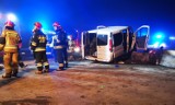 Wypadek na DK 1 (A1) w okolicach Radomska. Bus uderzył w barierę, 5 osób rannych [ZDJĘCIA]