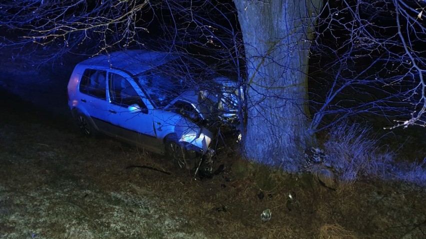 Wypadek w gminie Wielgomłyny. Volkswagen golf uderzył w drzewo [ZDJĘCIA]
