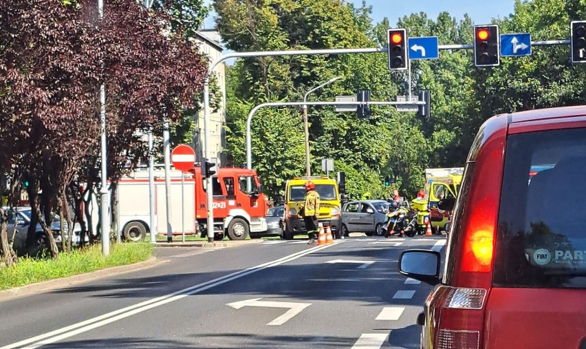 Wypadek w Katowicach! Zderzenie samochodów na światłach. Na miejscu straż pożarna i policja, jedna osoba ranna