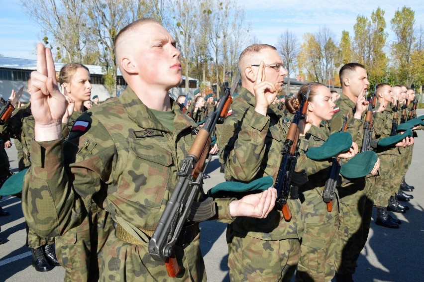 Przysięgę żołnierze złożyli w piątek na terenie opolskich...