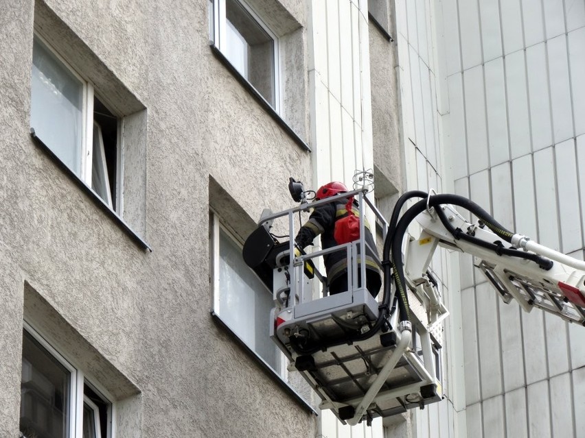 Wrocław: Na Rogowskiej zalewał sąsiadów i nie chciał otworzyć strażakom (ZDJĘCIA)