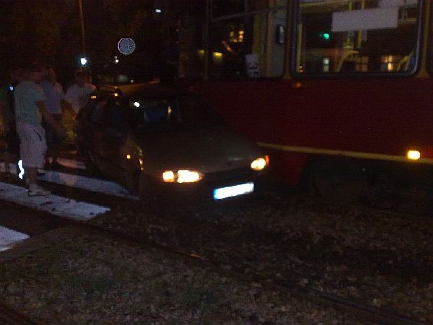 Wypadek na Broniewskiego. Auto wjechało pod tramwaj