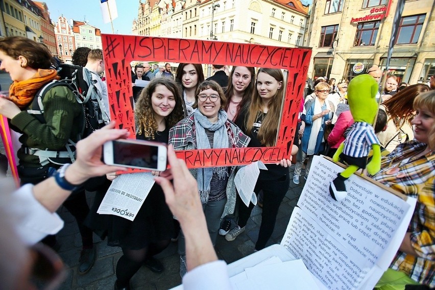 Wrocław. Wielkie poparcie dla strajku nauczycieli na Rynku (ZOBACZ ZDJĘCIA)