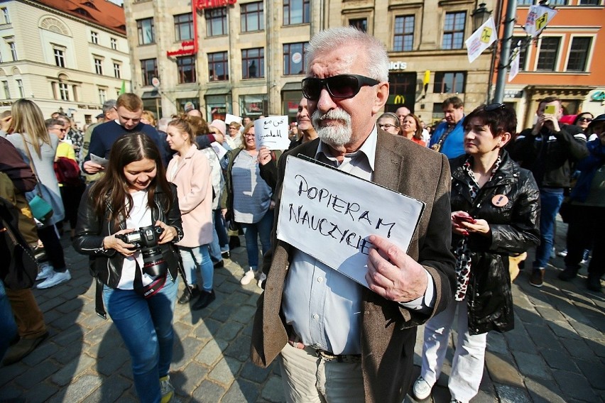 Wrocław. Wielkie poparcie dla strajku nauczycieli na Rynku (ZOBACZ ZDJĘCIA)