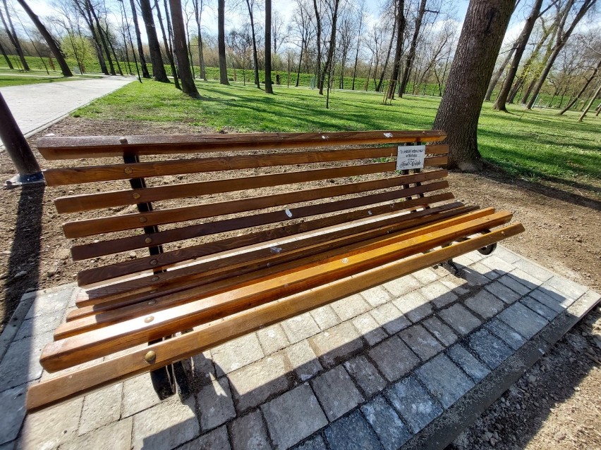 Nowy Sącz. W odnowionym Parku Strzeleckim stanęła „Ławeczka Papieska”