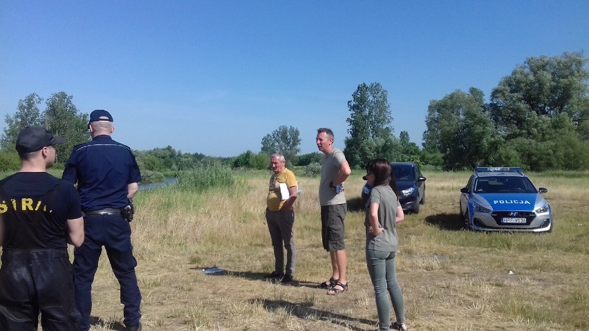 Policjanci i strażacy na kąpieliskach w powiecie zduńskowolskim ZDJĘCIA
