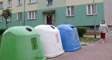 Przy blokach kłobuckiej spółdzielni od lat stoją pojemniki do segregacji śmieci.