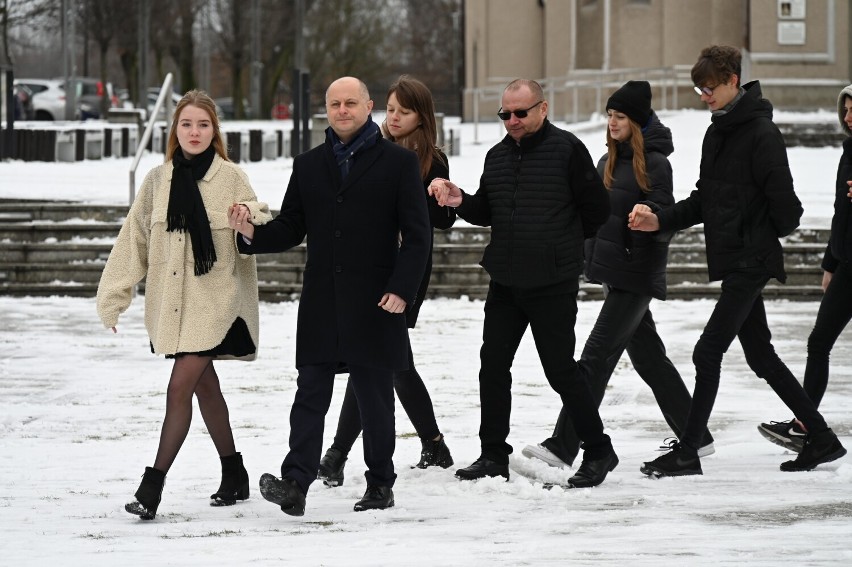 Maturzyści z Rudy Śląskiej zatańczyli poloneza na rynku....