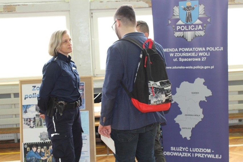 Namawiali do pracy w policji uczniów "elektronika" w Zduńskiej Woli